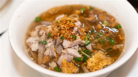  La Paz Batchoy! A Symphony of Savory Broth and Crispy Pork Belly Delights